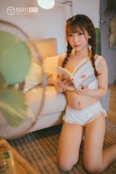 美女裸泳